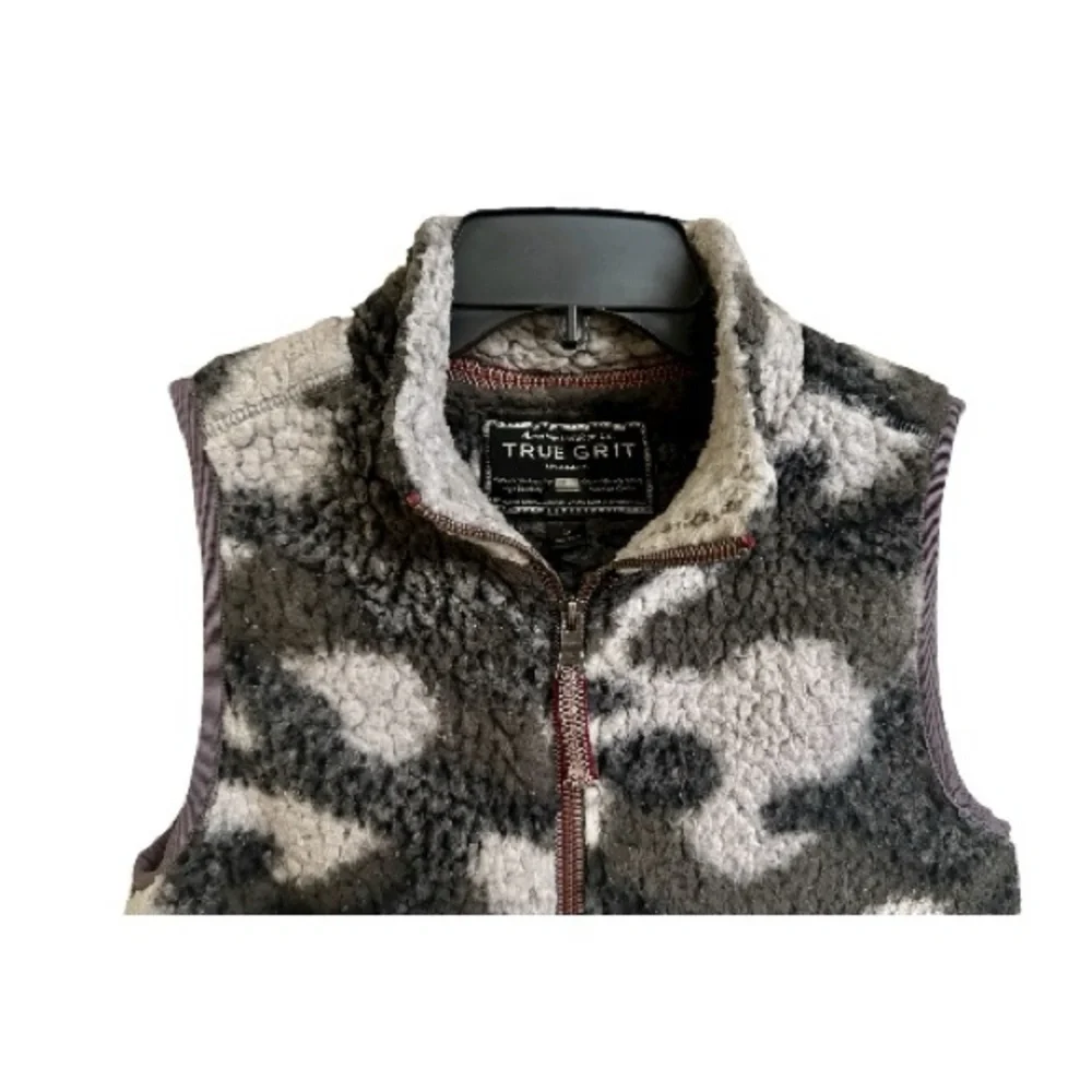 TRUE GRIT, GIRLS FROSTY TIPPED, SHERPA VEST IN CAMOUFLAGE PATTERN. SIZE M